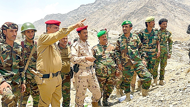 تفقد المواقع الأمامية لجبهة بيحان الحدودية